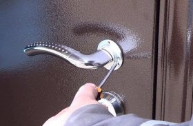 Замена дверной ручки металлической двери в Ростове