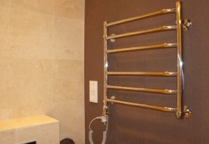 Установка электрического полотенцесушителя в ванной в Ростове